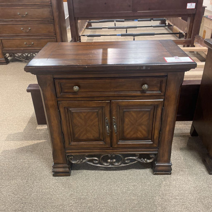 1-Drawer 2-Door DW Nightstand(MI)