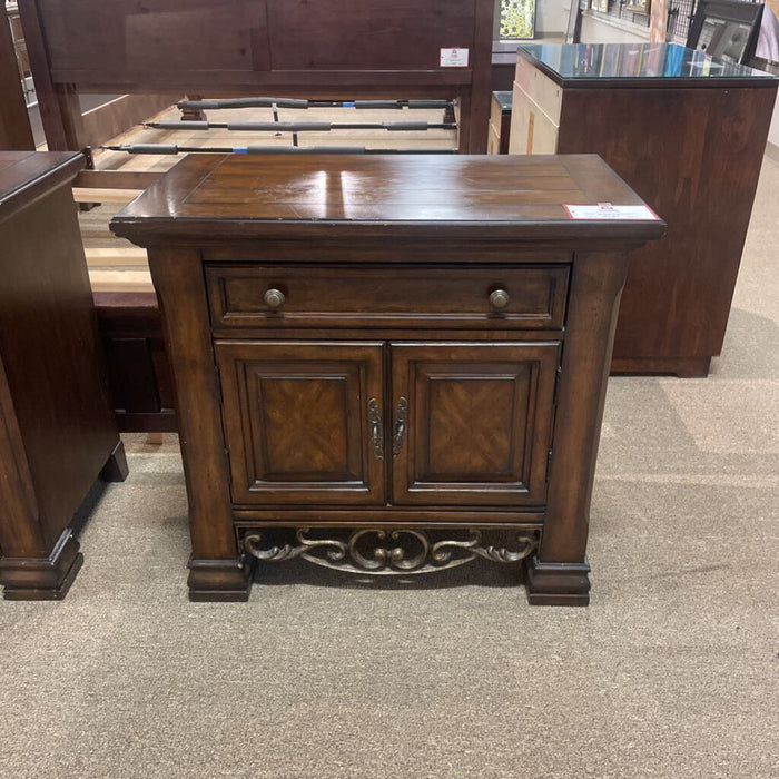 1-Drawer 2-Door DW Nightstand(MI)