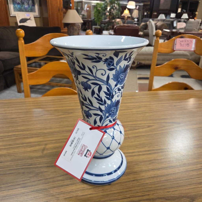 Blue/White Fluted Vase (CT)