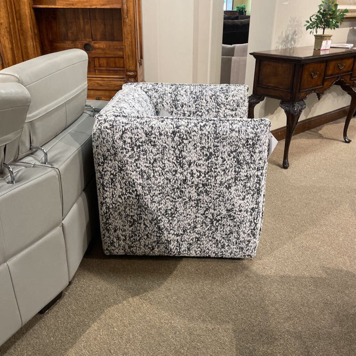 Finnegan Swivel Chair (CKK)
