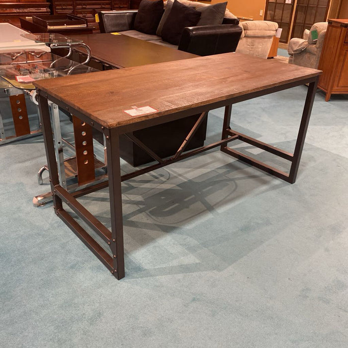 DW / Metal Base Desk (BII)