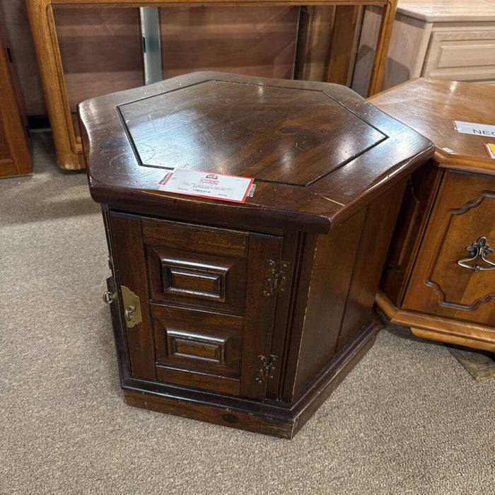 Hexagon DW End Table(AT)