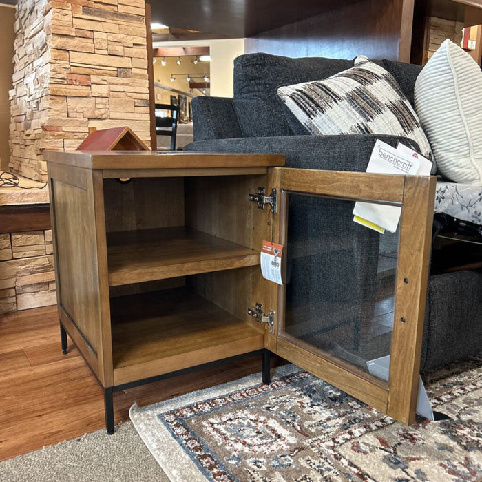 Torlanta Chairside End Table (ABK) (T686-7)