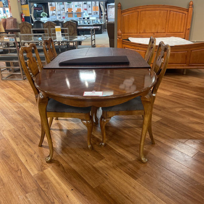 DR Table w/ Chairs(BTK)