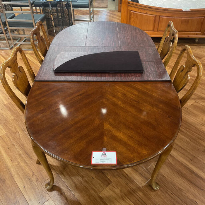 DR Table w/ Chairs(BTK)