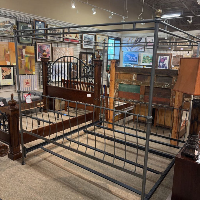 Cali-King Rod Iron Bedframe(LSH)