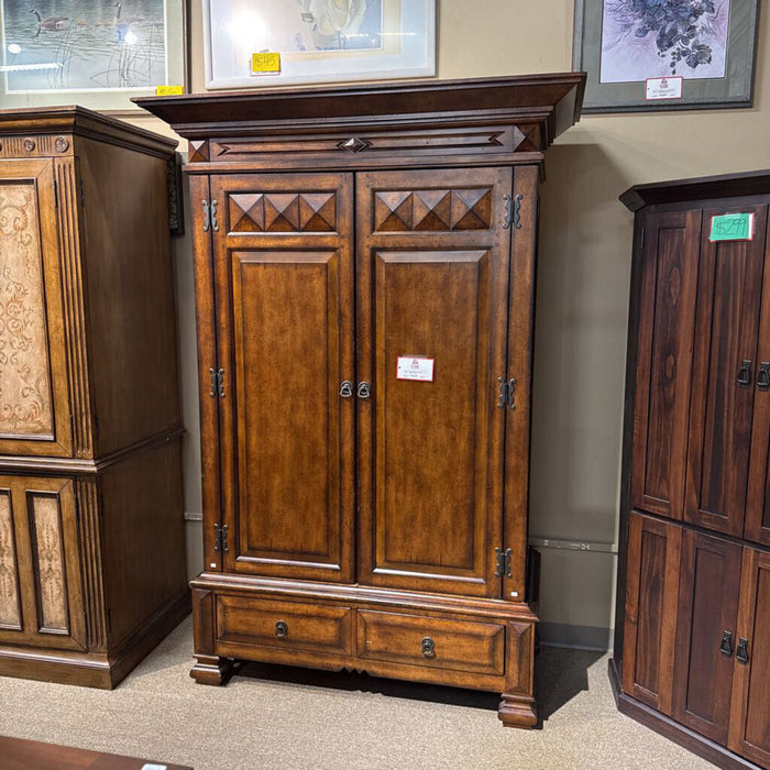 DW Clothing Armoire ((CTH)