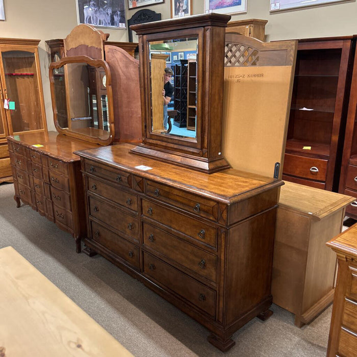 DW Dresser w/ Jewelry Mirror (MKH)
