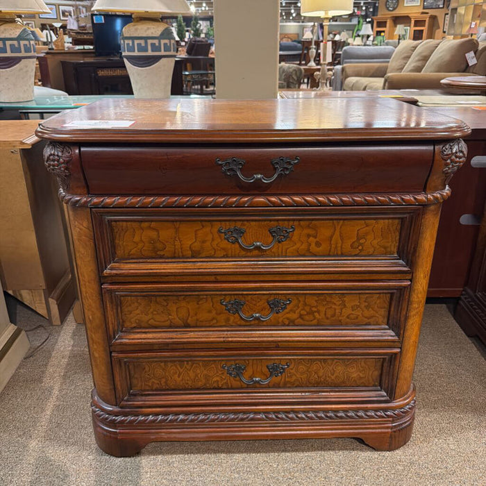 Ornate 4-Drawer Aspen Nightstand(BTK)