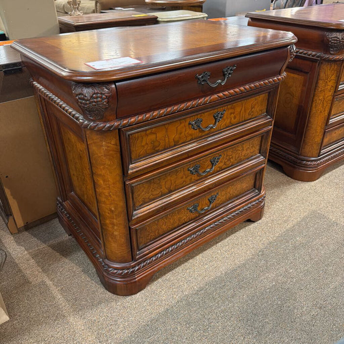 Ornate 4-Drawer Aspen Nightstand(BTK)