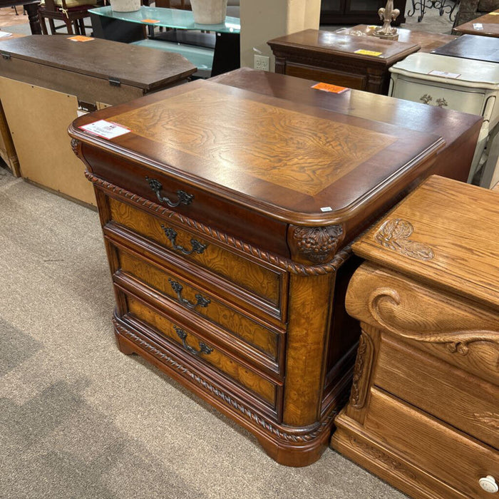 Ornate 4-Drawer Aspen Nightstand(BTK)