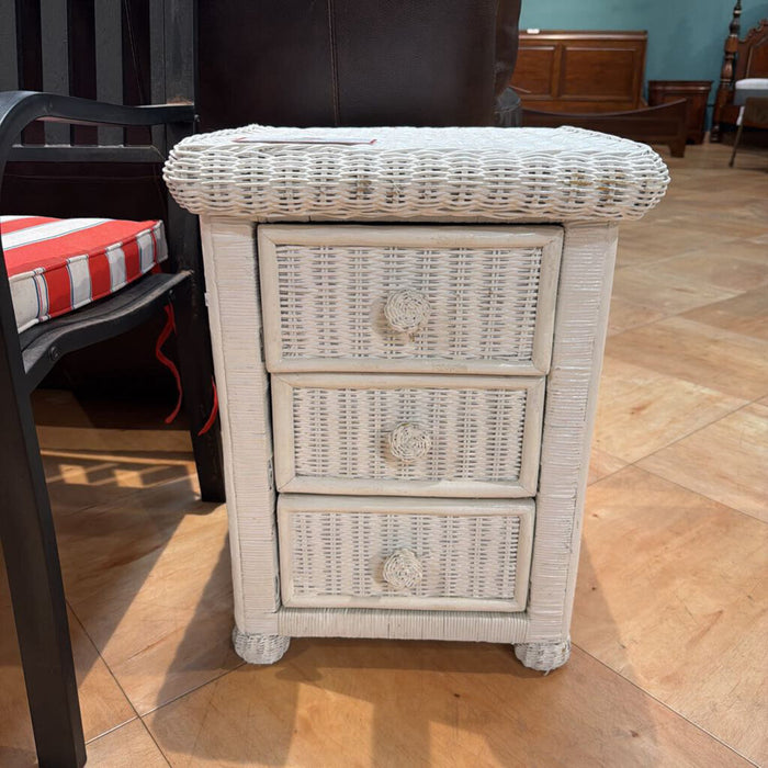 White Wicker 3-Drawer Nightstand(AT)