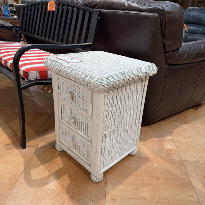 White Wicker 3-Drawer Nightstand(AT)