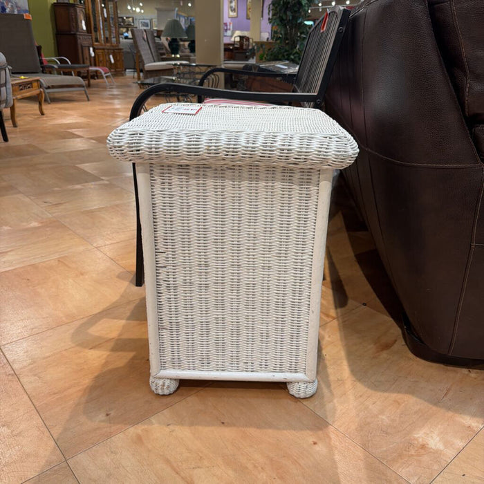 White Wicker 3-Drawer Nightstand(AT)