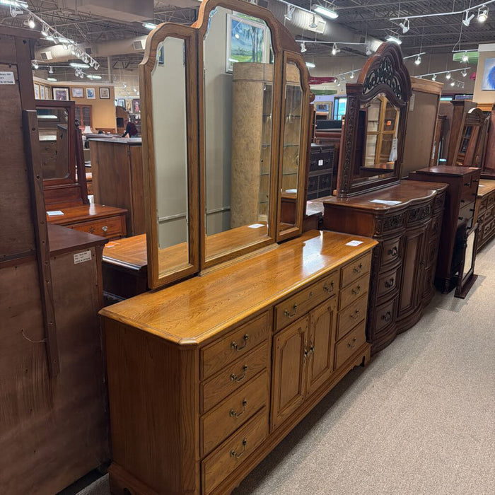 9-Drawer Thomasville Dresser/Mirror(ATH)
