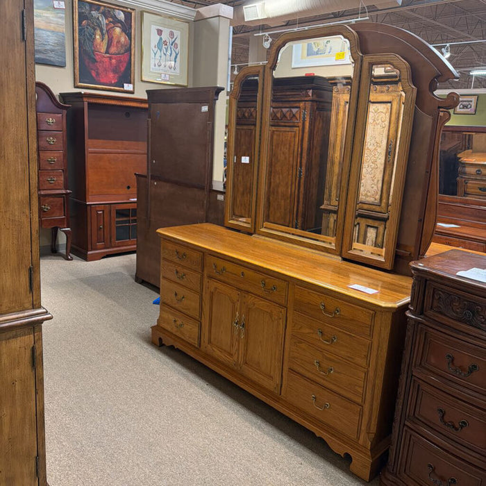 9-Drawer Thomasville Dresser/Mirror(ATH)