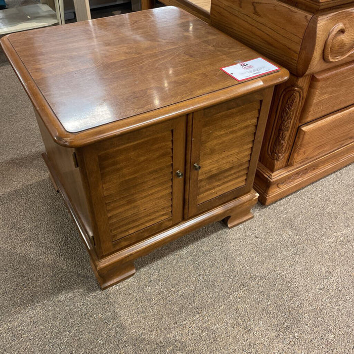 DW Ethan Allen 2-Door End Table(AT)