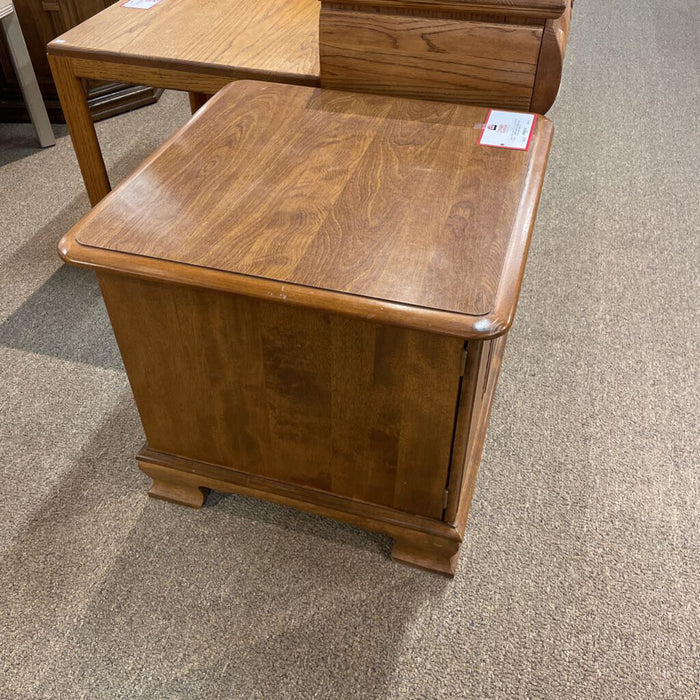 DW Ethan Allen 2-Door End Table(AT)