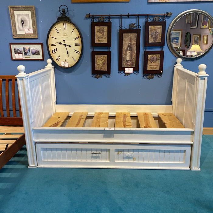 White Painted Day Bed w/ Trundle(LSH)