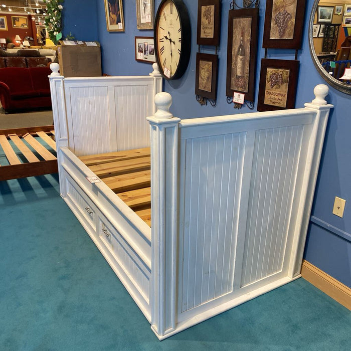White Painted Day Bed w/ Trundle(LSH)