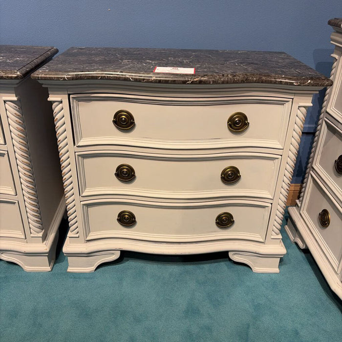 3-Drawer Nightstand(BTK)
