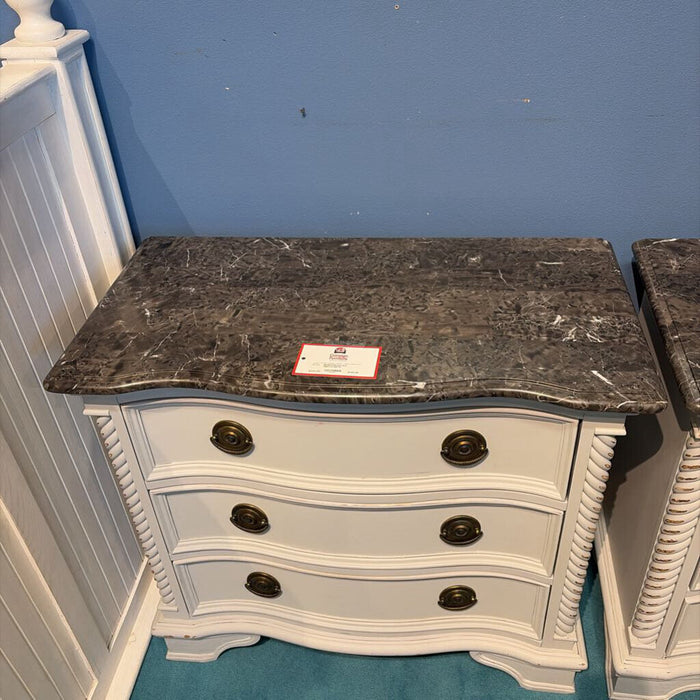 3-Drawer Nightstand(BTK)