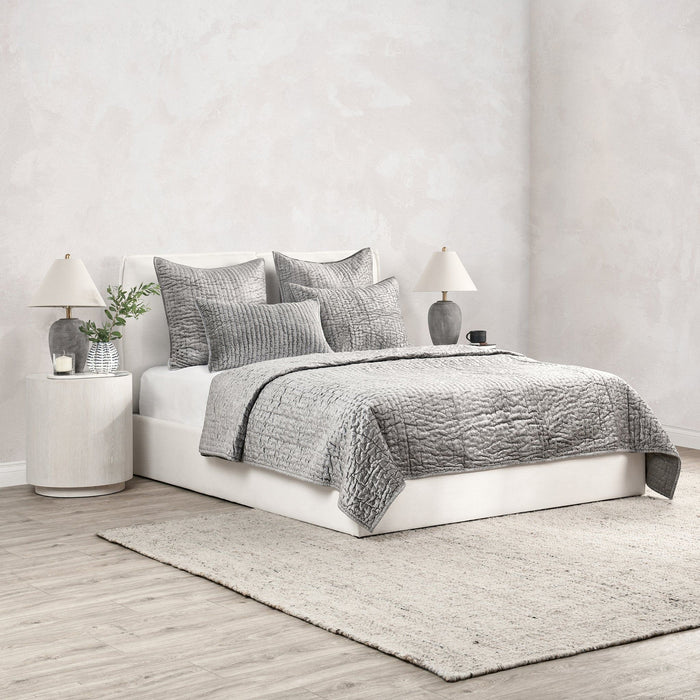 Bari - Velvet Quilt Set