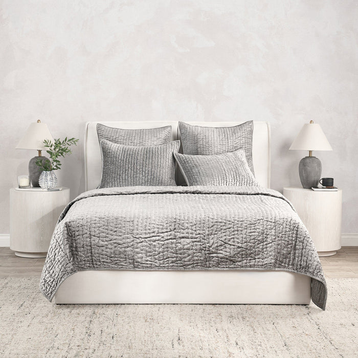Bari - Velvet Quilt Set