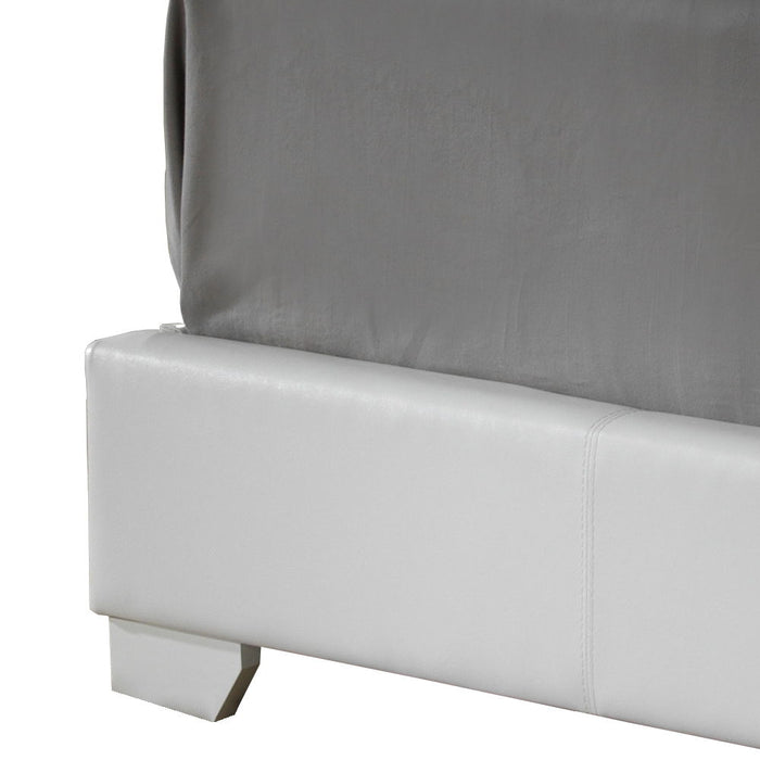 Elegant Platform Bed For Relaxed Spaces