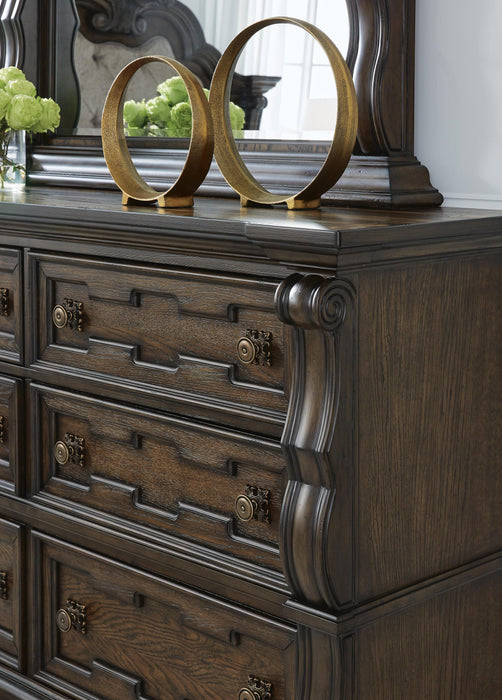 Maylee Dresser
