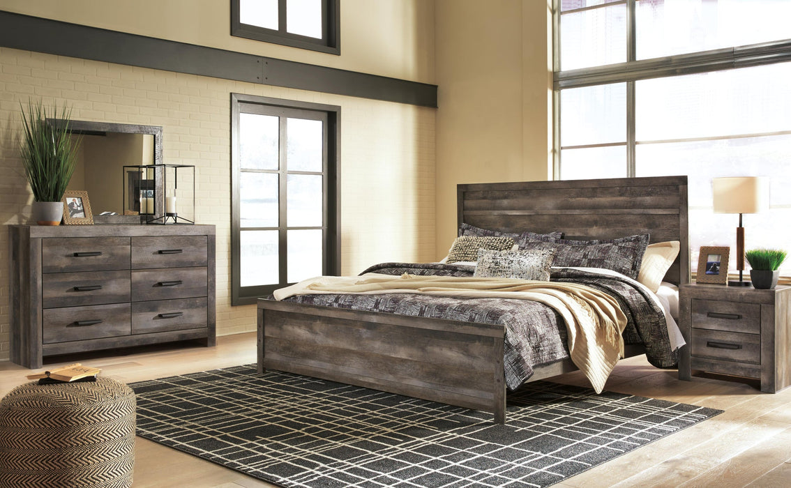 Wynnlow King Panel Bed with Mirrored Dresser