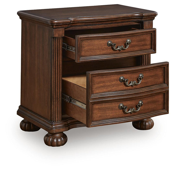 Lavinton Queen Poster Bed, Dresser, Mirror, Chest and Nightstand