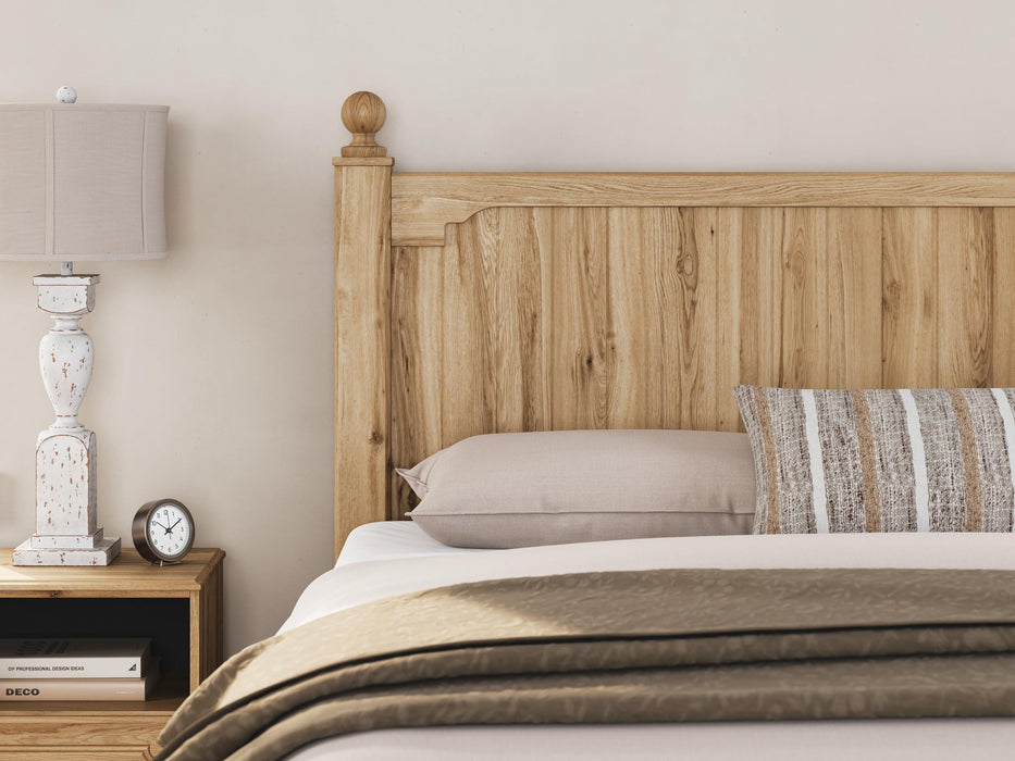 Galletyn King Panel Bed with Mirrored Dresser