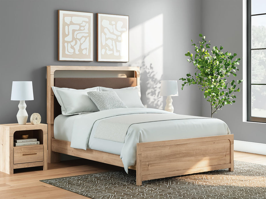 Hollymount Queen Upholstered Platform Bed, Dresser, Mirror and Nightstand